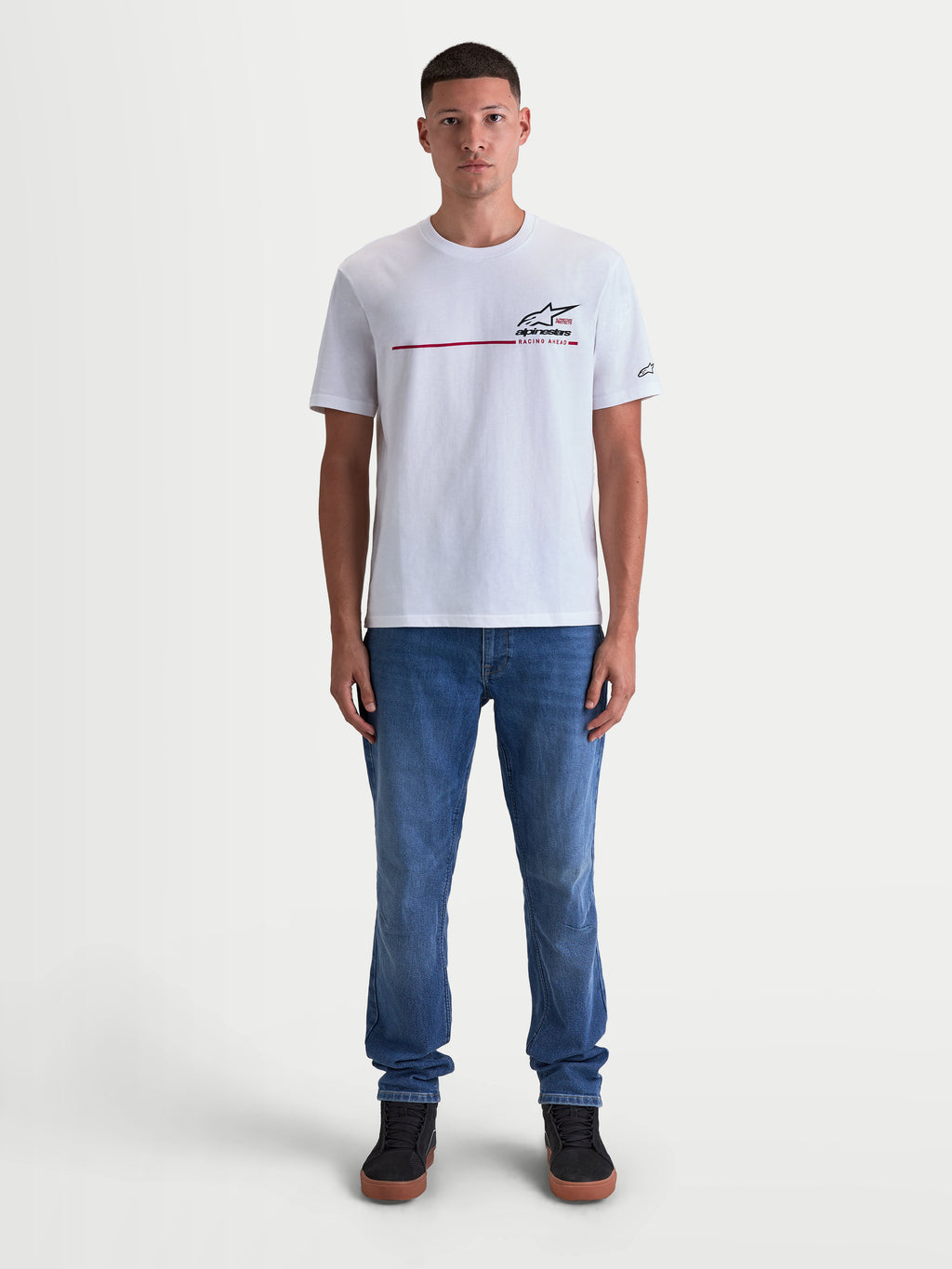 Alpinestars maglietta P1 CSF, maglietta a maniche corte da uomo, bianca con grafica motorsport racing rossa e nera sul petto, stile sportswear casual