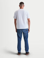 Alpinestars Maglietta P1 CSF, maglietta a maniche corte unisex, bianca, vista posteriore su modello, abbigliamento casual motorsport, in morbido misto cotone e poliestere