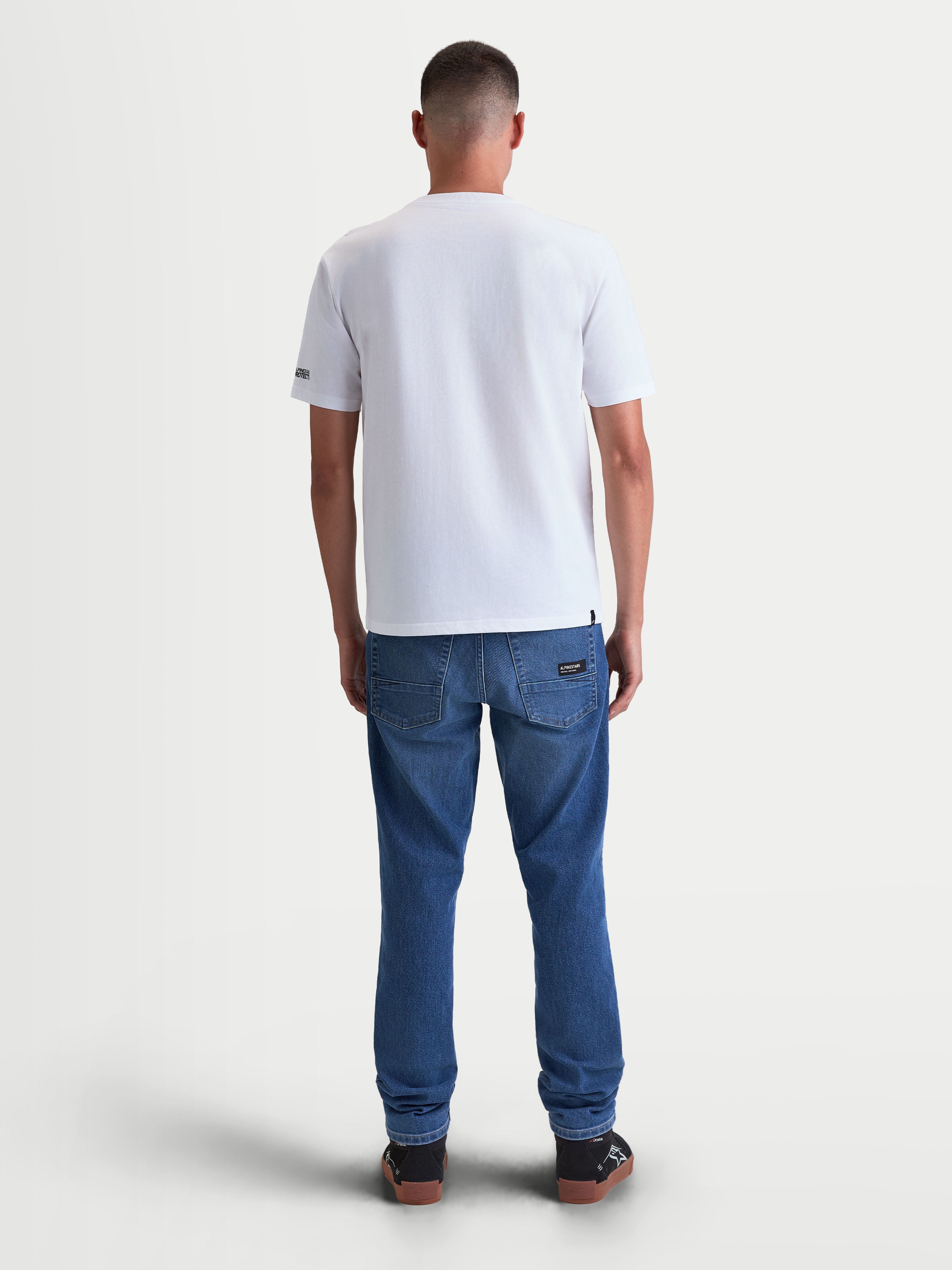 Alpinestars Maglietta P1 CSF, maglietta a maniche corte unisex, bianca, vista posteriore su modello, abbigliamento casual motorsport, in morbido misto cotone e poliestere