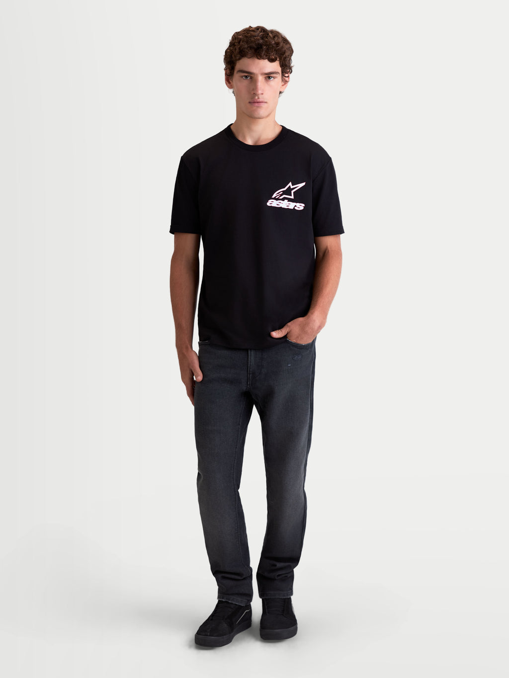 Alpinestars Maglietta Lineout CSF, maglietta a maniche corte da uomo, nero con logo Astars bianco e rosa sul petto, sportswear casual, vista frontale su modello, tessuto in misto cotone e poliestere