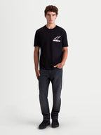 Alpinestars Maglietta Lineout CSF, maglietta a maniche corte da uomo, nero con logo Astars bianco e rosa sul petto, sportswear casual, vista frontale su modello, tessuto in misto cotone e poliestere