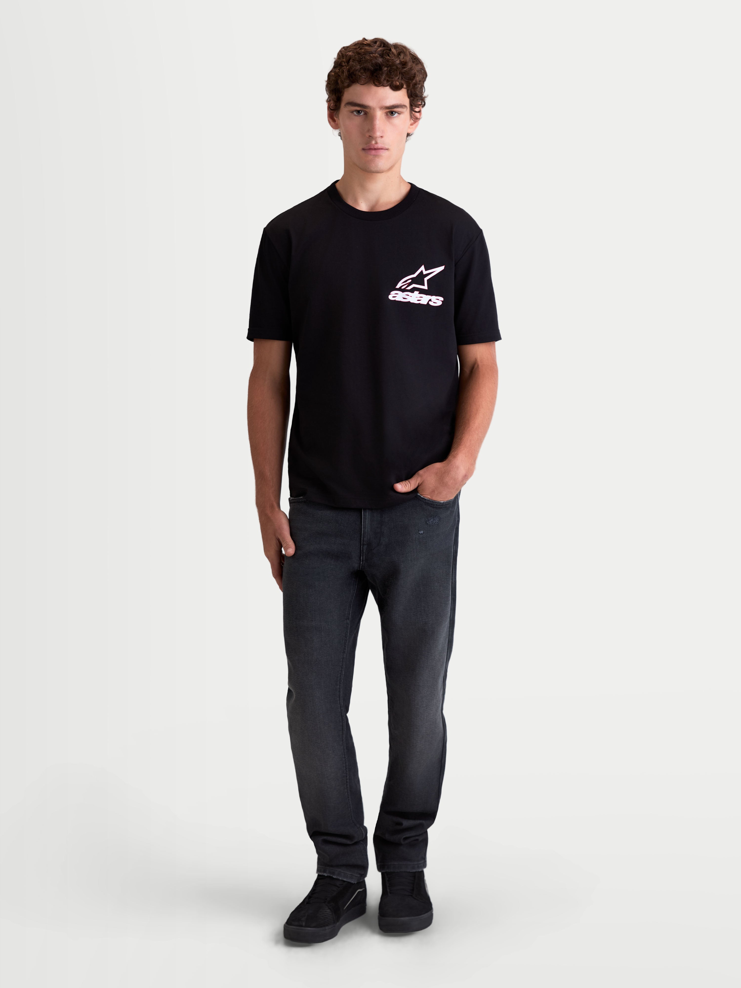 Alpinestars Maglietta Lineout CSF, maglietta a maniche corte da uomo, nero con logo Astars bianco e rosa sul petto, sportswear casual, vista frontale su modello, tessuto in misto cotone e poliestere