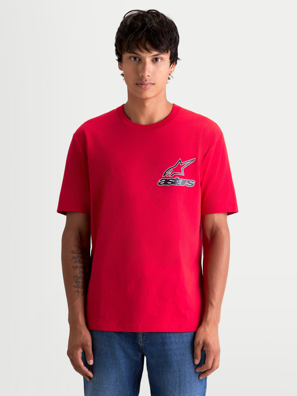 Alpinestars Maglietta Lineout CSF, maglietta da uomo a maniche corte, rossa con logo Astars nero e bianco sul petto, vista frontale su modello, design girocollo casual, morbido tessuto in cotone e poliestere