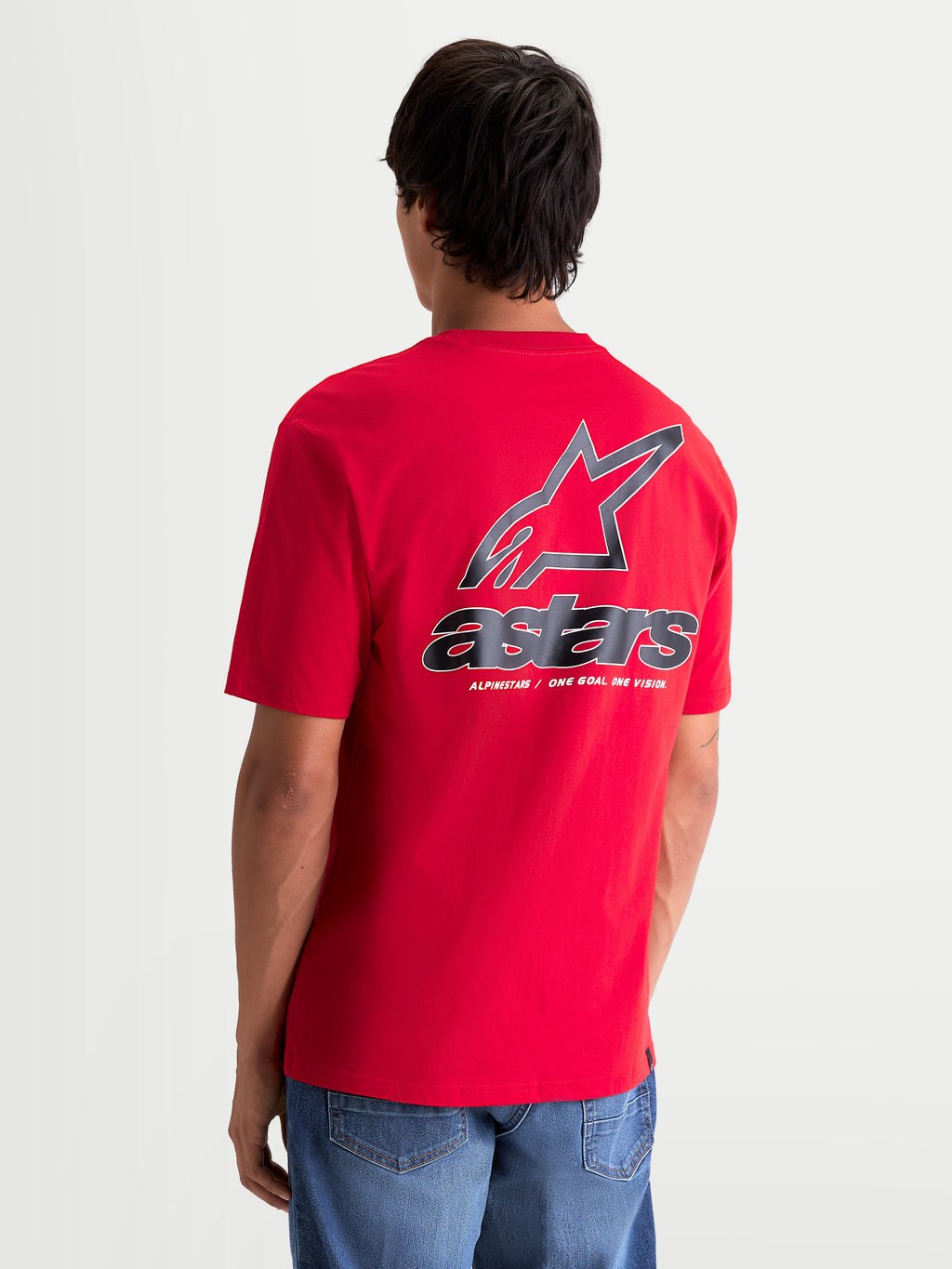Alpinestars Maglietta Lineout CSF, maglietta a maniche corte rossa, vista posteriore su modello con grande logo Astars e grafica One Goal One Vision sulla schiena, sportswear casual