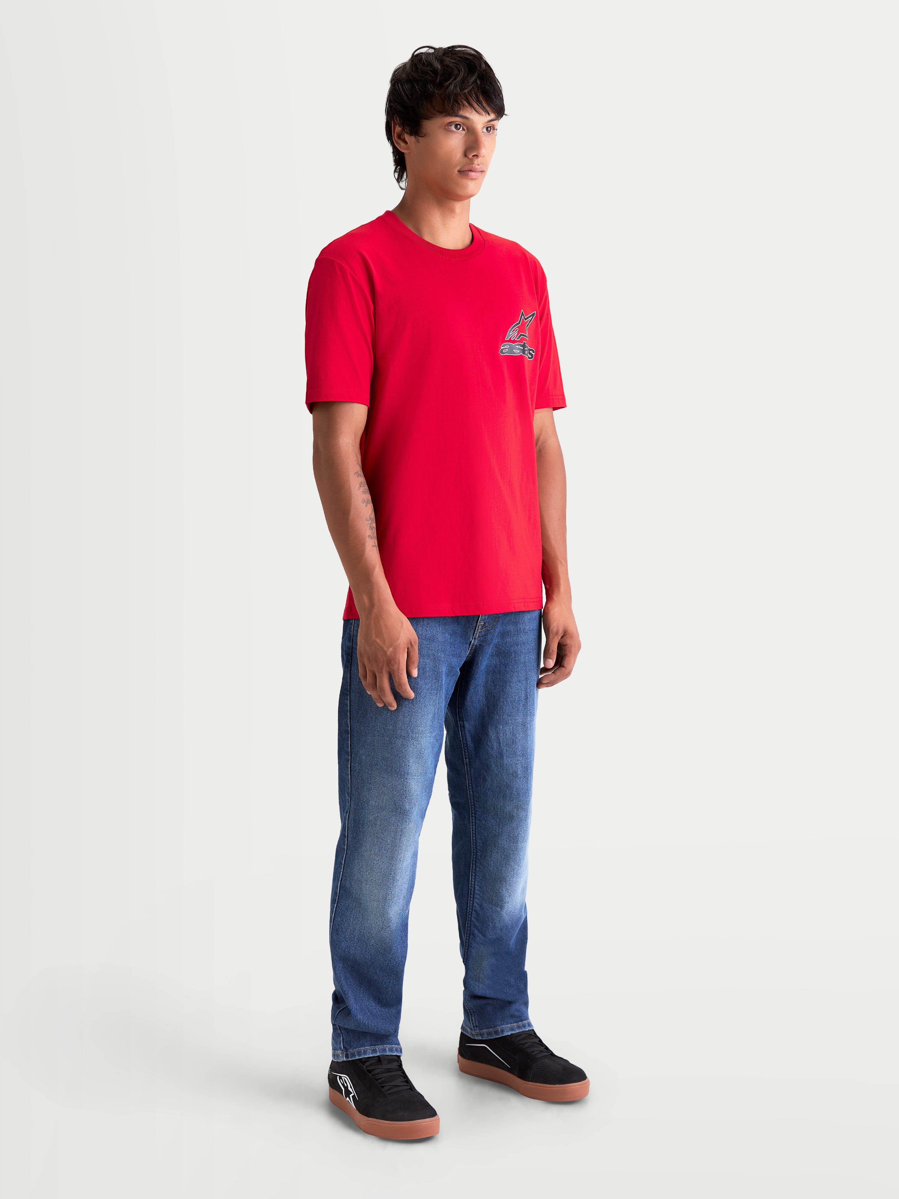 Alpinestars maglietta Lineout CSF, maglietta sportswear a maniche corte da uomo, rossa, con piccolo logo Astars sul petto, vista lifestyle con modello per abbigliamento casual quotidiano