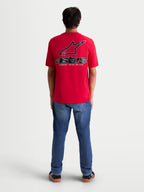 Alpinestars Maglietta Lineout CSF, maglietta a maniche corte sportswear da uomo, rossa, grande logo Astars e grafica sul retro in nero e bianco, vista posteriore su modello.