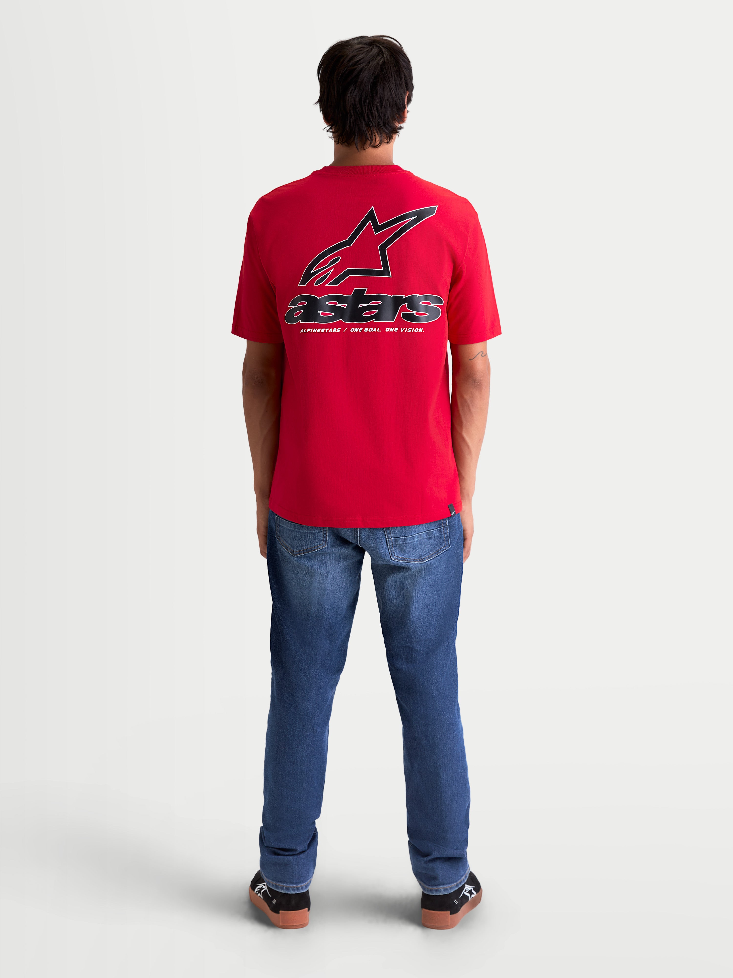Alpinestars Maglietta Lineout CSF, maglietta a maniche corte sportswear da uomo, rossa, grande logo Astars e grafica sul retro in nero e bianco, vista posteriore su modello.