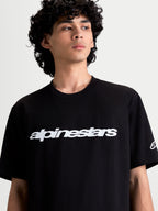 Alpinestars Maglietta Race Wordmark CSF, maglietta sportswear casual per uomo, nera e bianca, con grafica wordmark frontale e logo Ageless sulla manica, in misto cotone e poliestere, indossata da un modello