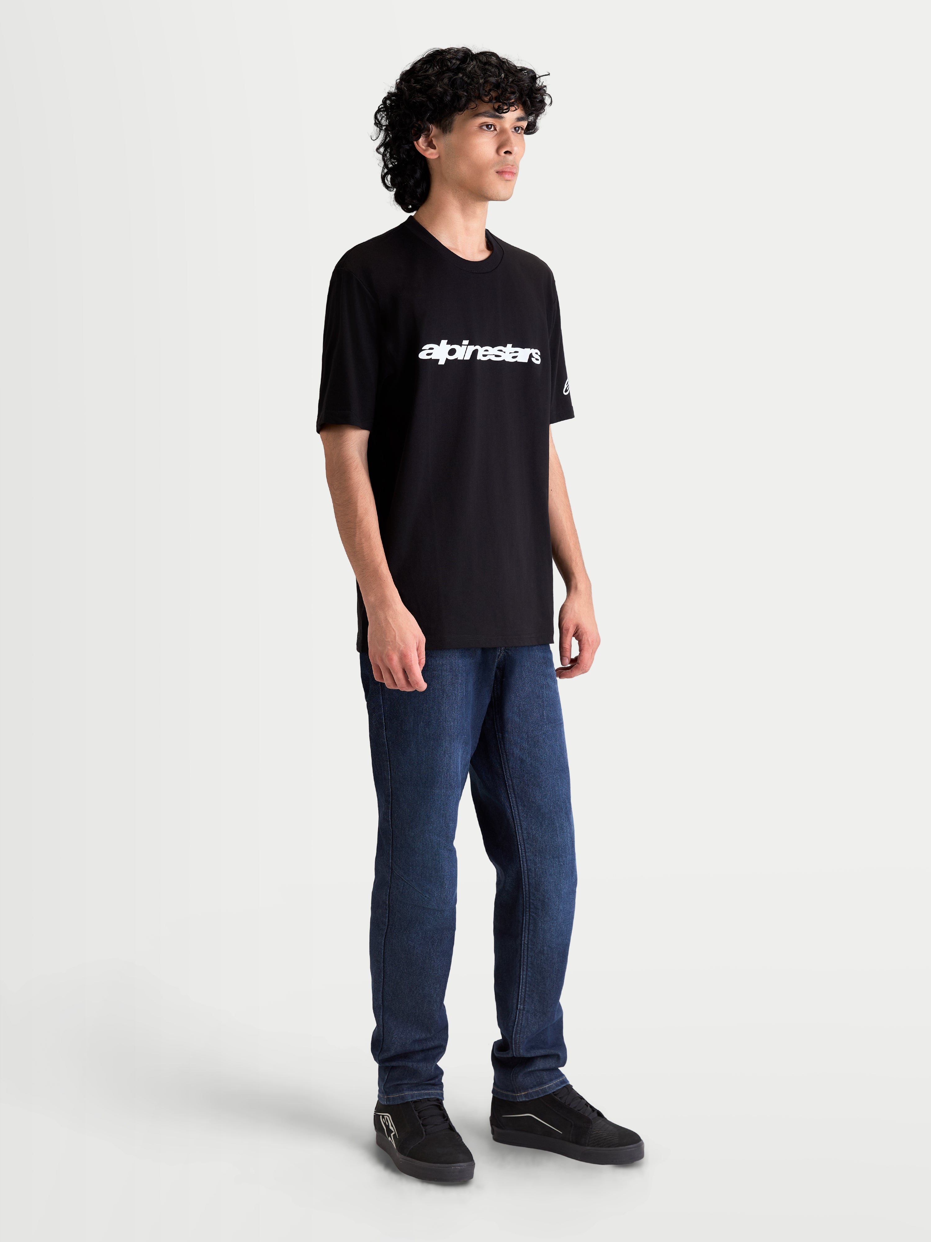 Alpinestars Maglietta Race Wordmark CSF, maglietta a maniche corte da uomo, nera, con logo wordmark frontale bianco e branding sulla manica, stile casual motorsport