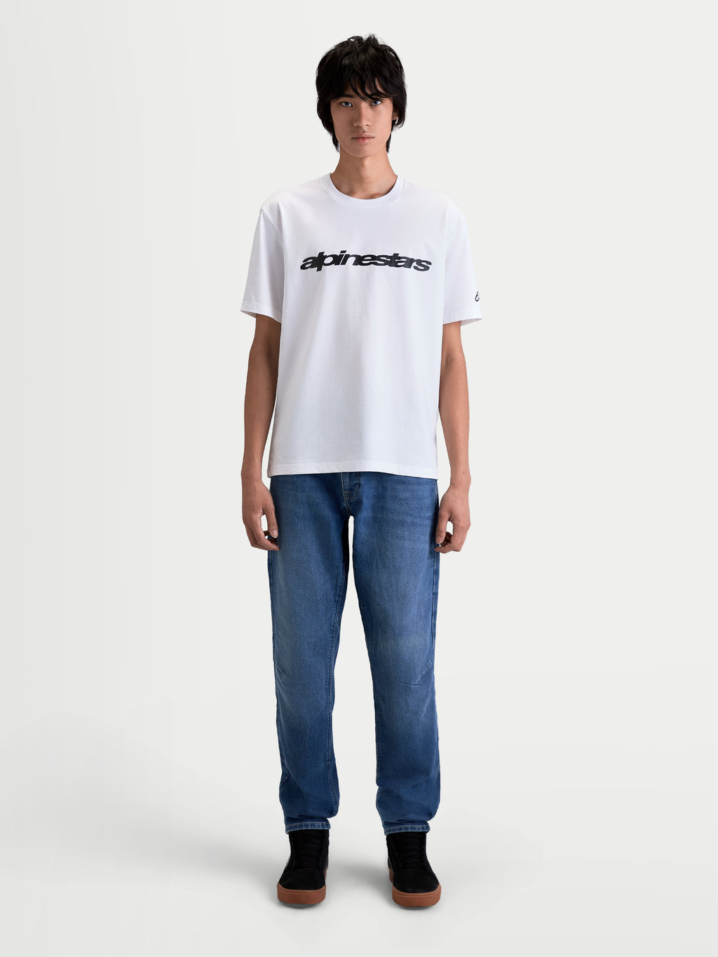 Alpinestars Maglietta Race Wordmark CSF, maglietta a maniche corte unisex, bianca e nera, misto cotone e poliestere, sportswear casual motorsport, vista frontale su modello con wordmark sul petto.