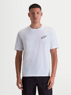 Alpinestars Maglietta Combo Back CSF, maglietta a maniche corte da uomo, bianca con piccolo logo Astars nero sul petto, stile sportivo casual d'ispirazione motorsport, vista frontale su modello, costruzione in misto cotone e poliestere