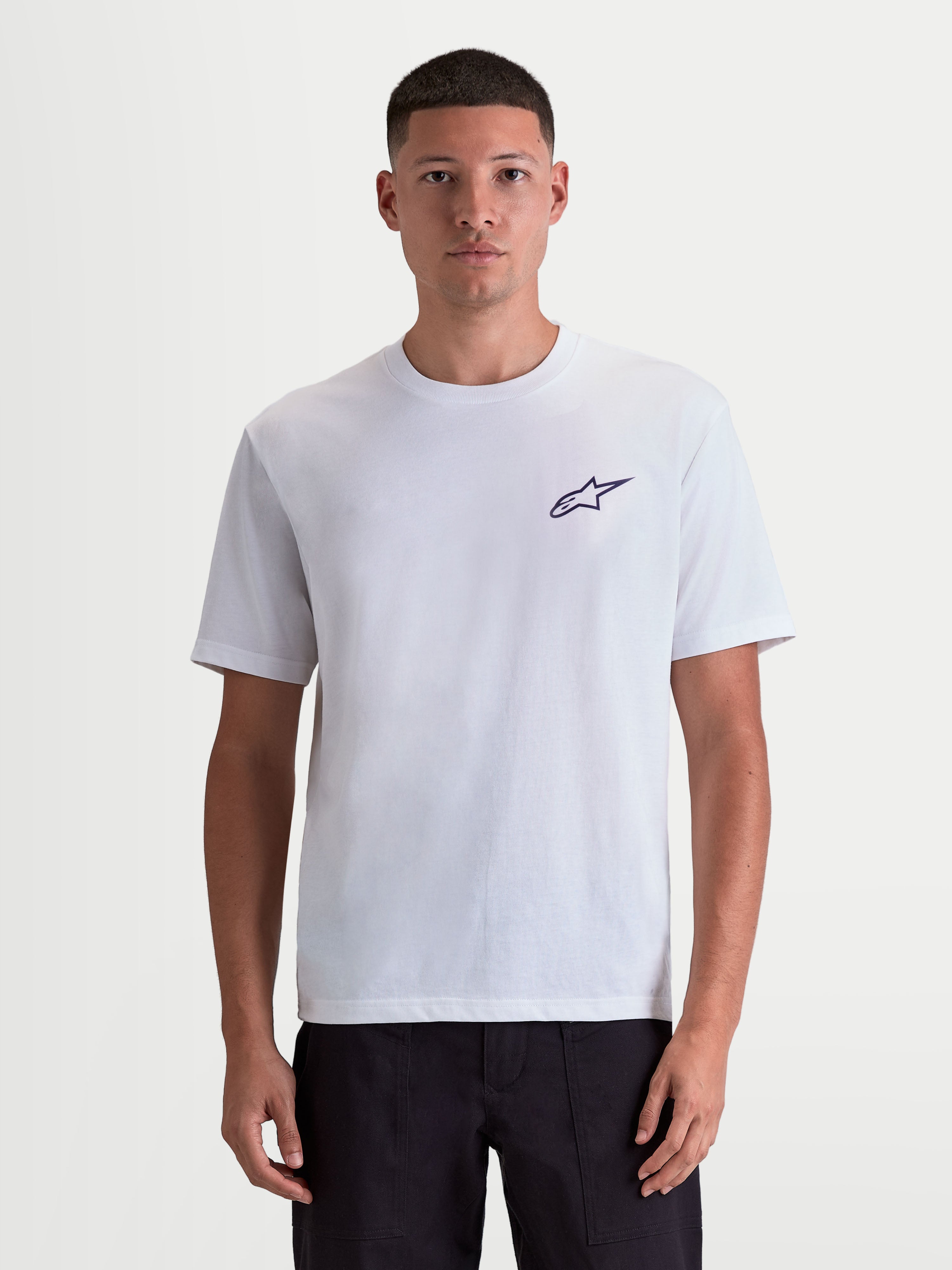 Alpinestars Maglietta Combo Back CSF, maglietta a maniche corte da uomo, bianca con piccolo logo Astars nero sul petto, stile sportivo casual d'ispirazione motorsport, vista frontale su modello, costruzione in misto cotone e poliestere