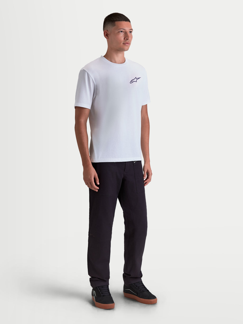 Alpinestars Maglietta Combo Back CSF, maglietta a maniche corte sportswear, bianca, vista frontale indossata con piccolo logo Astars nero sul petto, tessuto premium in misto cotone e poliestere, stile casual ispirato al motorsport