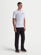 Alpinestars Maglietta Combo Back CSF, maglietta a maniche corte sportswear, bianca, vista frontale indossata con piccolo logo Astars nero sul petto, tessuto premium in misto cotone e poliestere, stile casual ispirato al motorsport