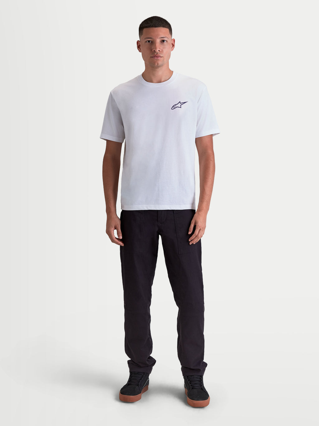 Alpinestars Maglietta Combo Back CSF, maglietta a maniche corte da uomo, bianca con logo Astars nero sul petto, abbigliamento casual e motorsport, indossata da un modello