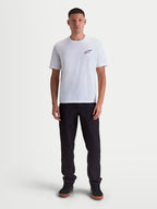 Alpinestars Maglietta Combo Back CSF, maglietta a maniche corte da uomo, bianca con logo Astars nero sul petto, abbigliamento casual e motorsport, indossata da un modello