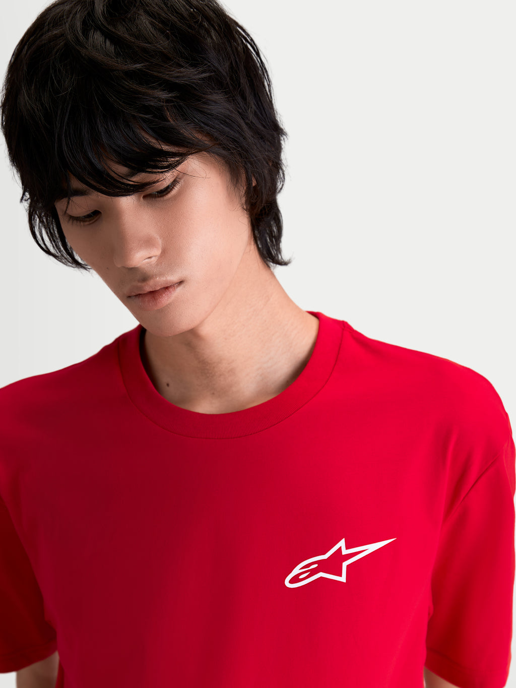 Alpinestars maglietta Combo Back CSF, maglietta a maniche corte rossa, piccolo logo Astars bianco sul petto, misto cotone-poliestere, indossata da un modello, stile sportswear