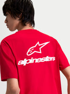 Alpinestars maglietta Combo Back CSF, maglietta a maniche corte, rossa e bianca, vista posteriore su modello con grande logo Astars bianco e scritta sulla schiena, sportswear casual.