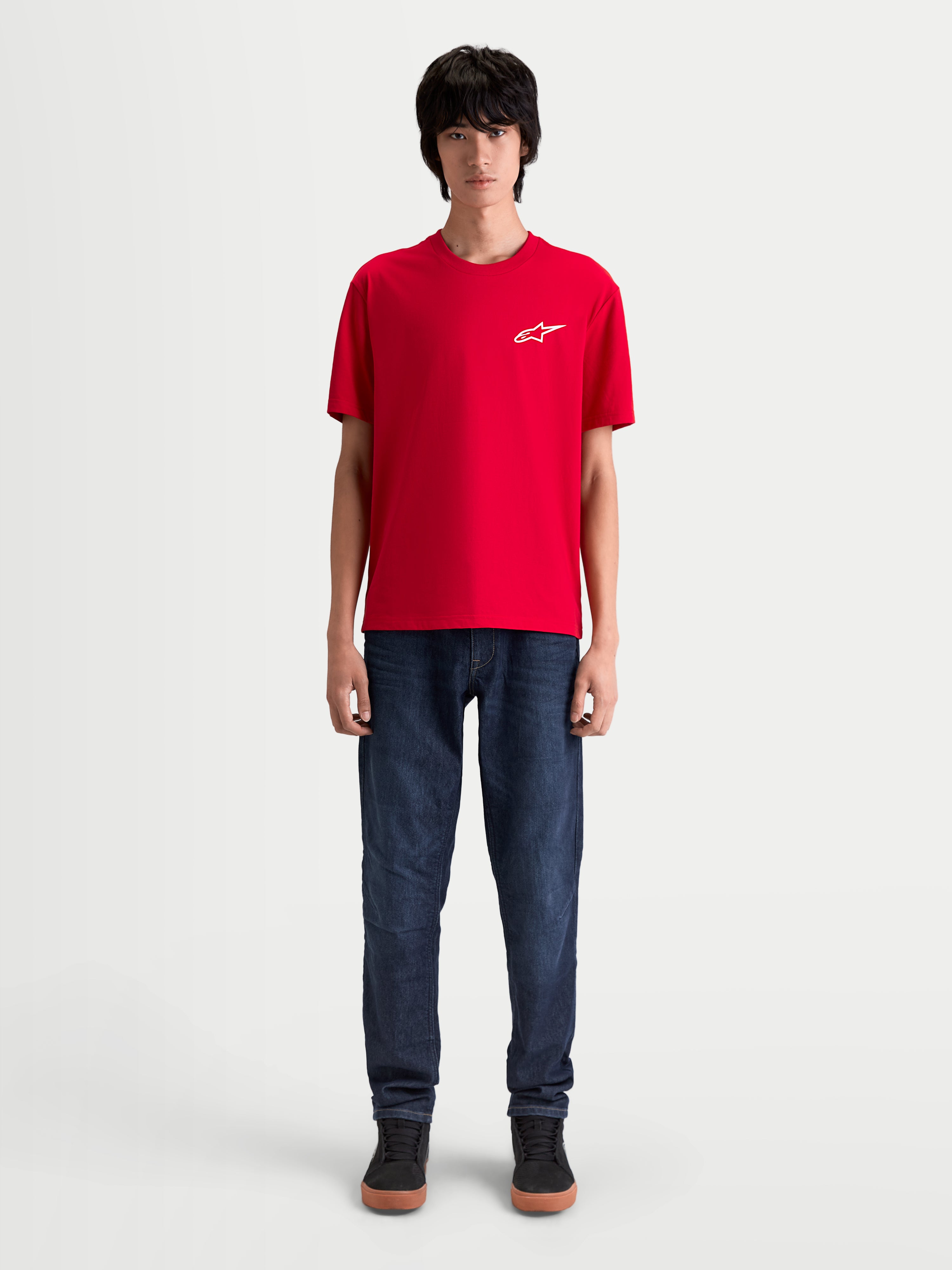 Alpinestars Maglietta Combo Back CSF, maglietta a maniche corte da uomo, rossa con logo Astars bianco sul petto, in misto cotone e poliestere, stile sportswear ispirato al motorsport, vista frontale su modello.