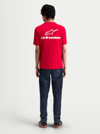 Alpinestars Maglietta Combo Back CSF, maglietta a maniche corte rossa, grande logo Astars e marchio bianco sul retro, vista posteriore su modello, stile sportswear casual