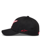 Alpinestars Lineout Cappello, cappello motorsport in twill nero con visiera curva e loghi ricamati rossi, vista laterale.