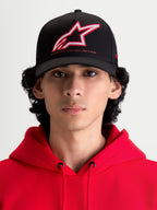 Alpinestars Cappello Lineout, cappello da baseball sportswear con visiera curva, nero con logo Astars ricamato in rosso e bianco e branding One Goal One Vision, vista frontale su modello con felpa rossa, costruzione in twill strutturato