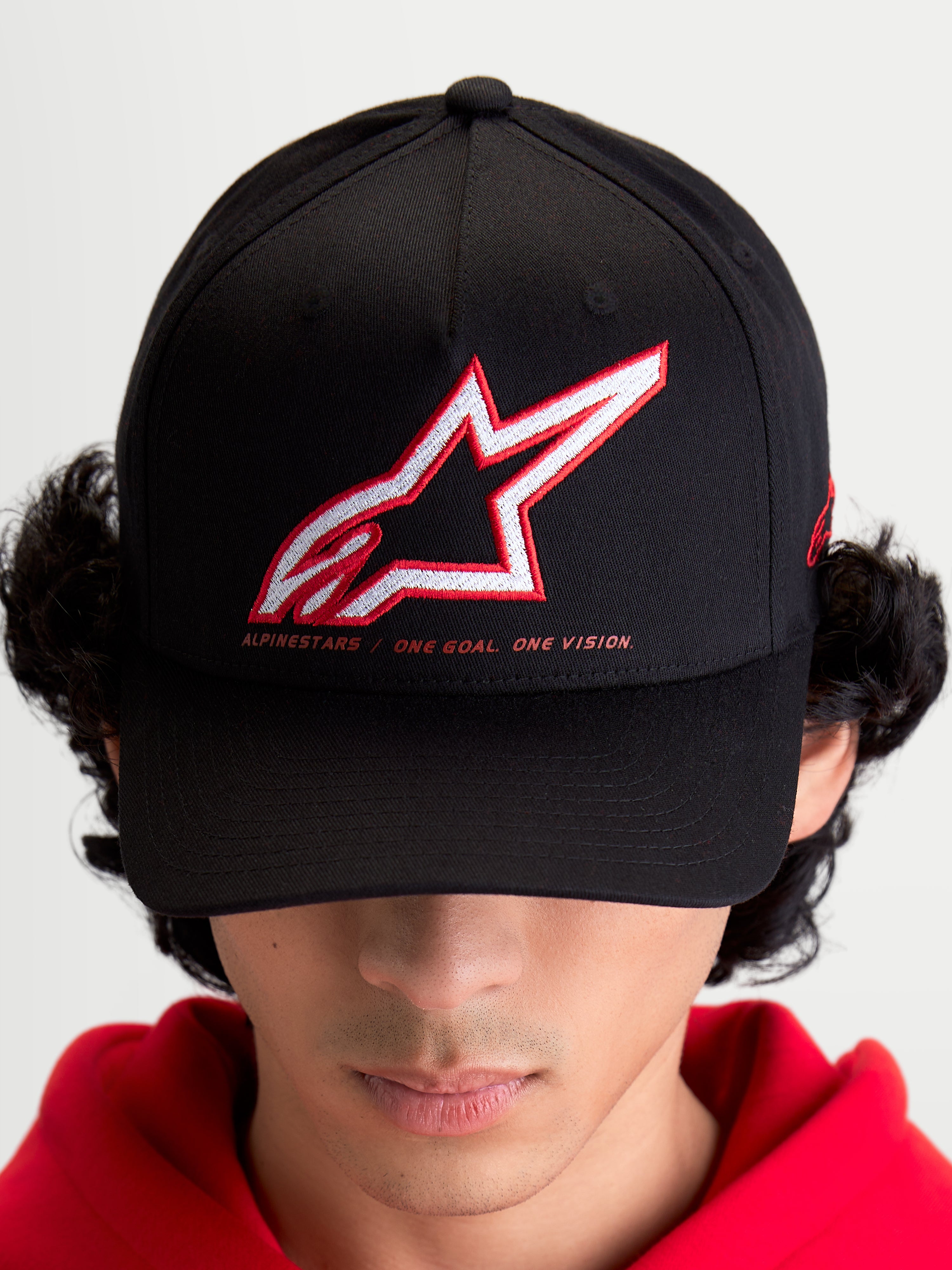 Alpinestars Cappello Lineout, cappello da baseball sportswear unisex, nero con logo Astars ricamato rosso e bianco e slogan One Goal One Vision, corona strutturata e visiera curva