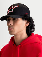 Alpinestars Cappello Lineout, cappello da baseball sportswear con visiera curva, nero, corona strutturata con logo Astars ricamato rosso e bianco e branding laterale, indossato da un modello.