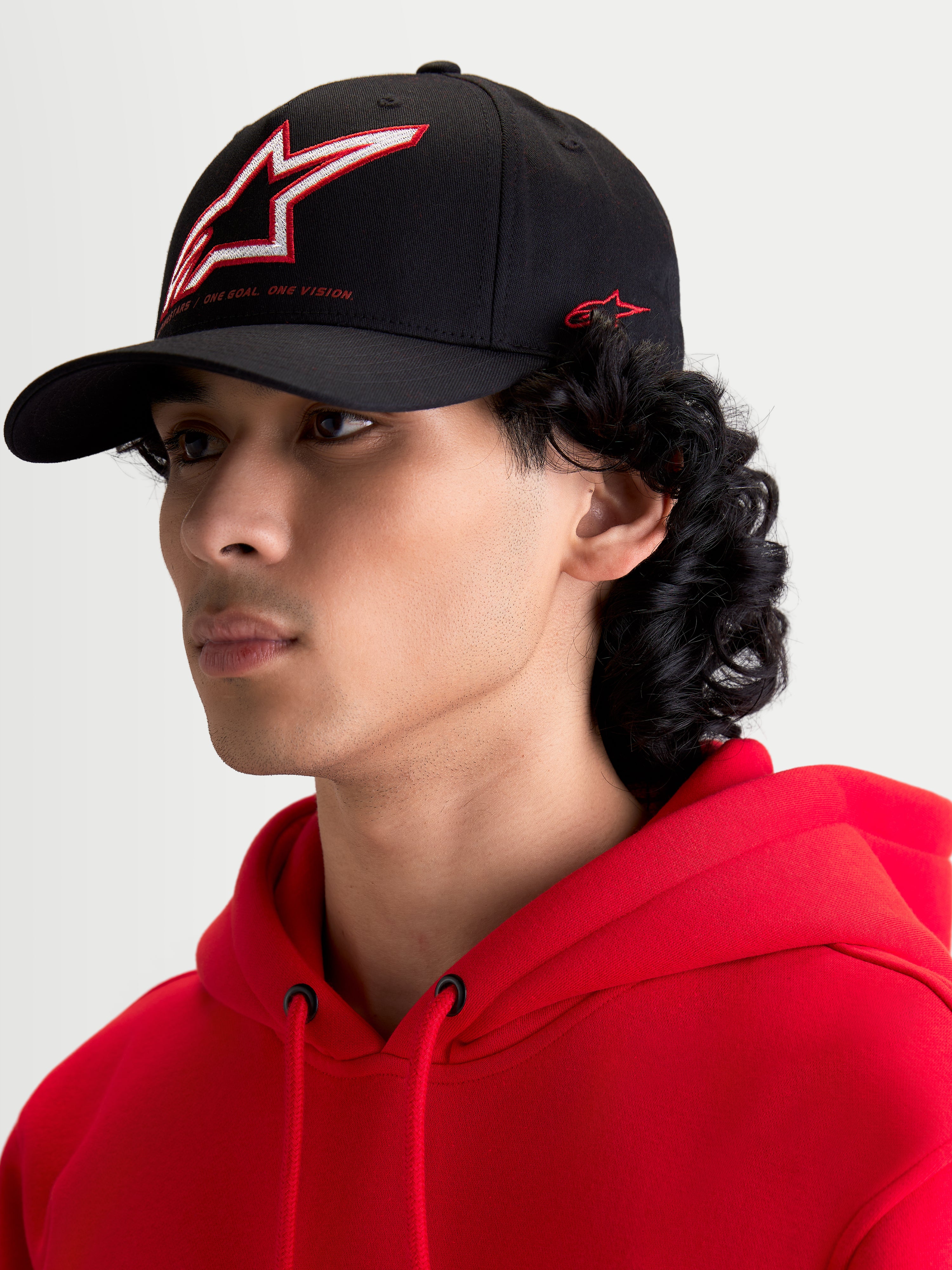Alpinestars Cappello Lineout, cappello da baseball sportswear con visiera curva, nero, corona strutturata con logo Astars ricamato rosso e bianco e branding laterale, indossato da un modello.