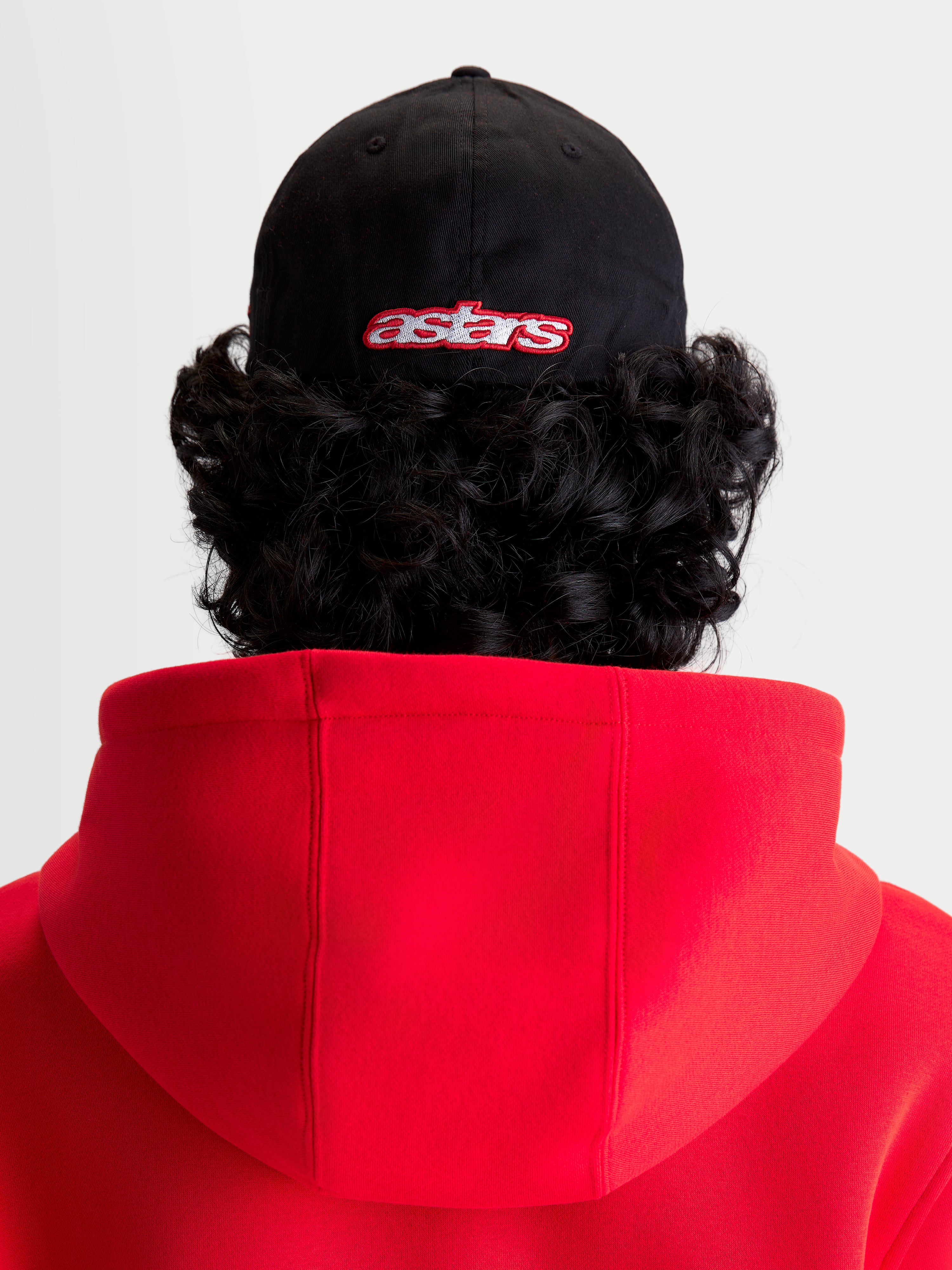 Alpinestars Cappello Lineout, cappello da baseball, nero e rosso, vista posteriore su modello con logo astars ricamato, corona strutturata, costruzione in tessuto twill.