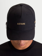 Alpinestars Cappello County Canvas, cappello sportswear nero con ricamo del logo ASTARS dorato sulla parte frontale, visiera curva e corona strutturata, tessuto oxford peached, vista frontale su modello