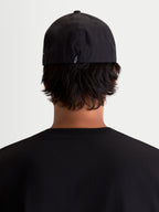 Alpinestars Cappello County Canvas, cappello sportswear nero, vista posteriore su modello, con vestibilità flex-back e piccolo logo Astars ricamato sul retro, realizzato in tessuto oxford peached
