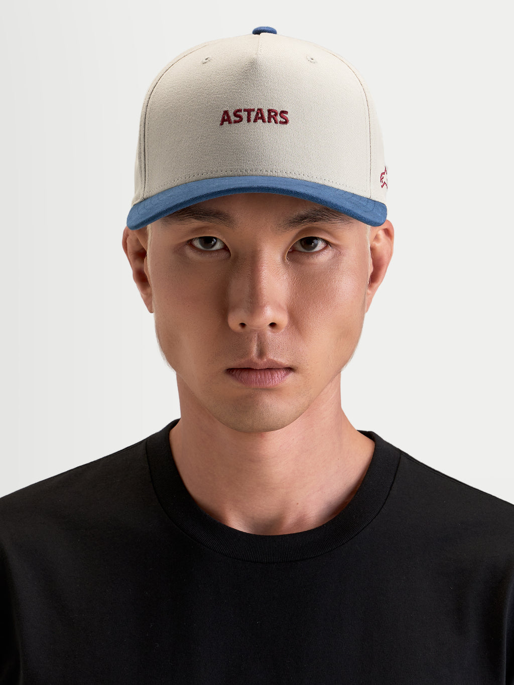 Alpinestars Cappello County Canvas, cappello sportswear casual sabbia e blu con loghi ricamati Astars, corona strutturata e visiera curva, indossato da un modello