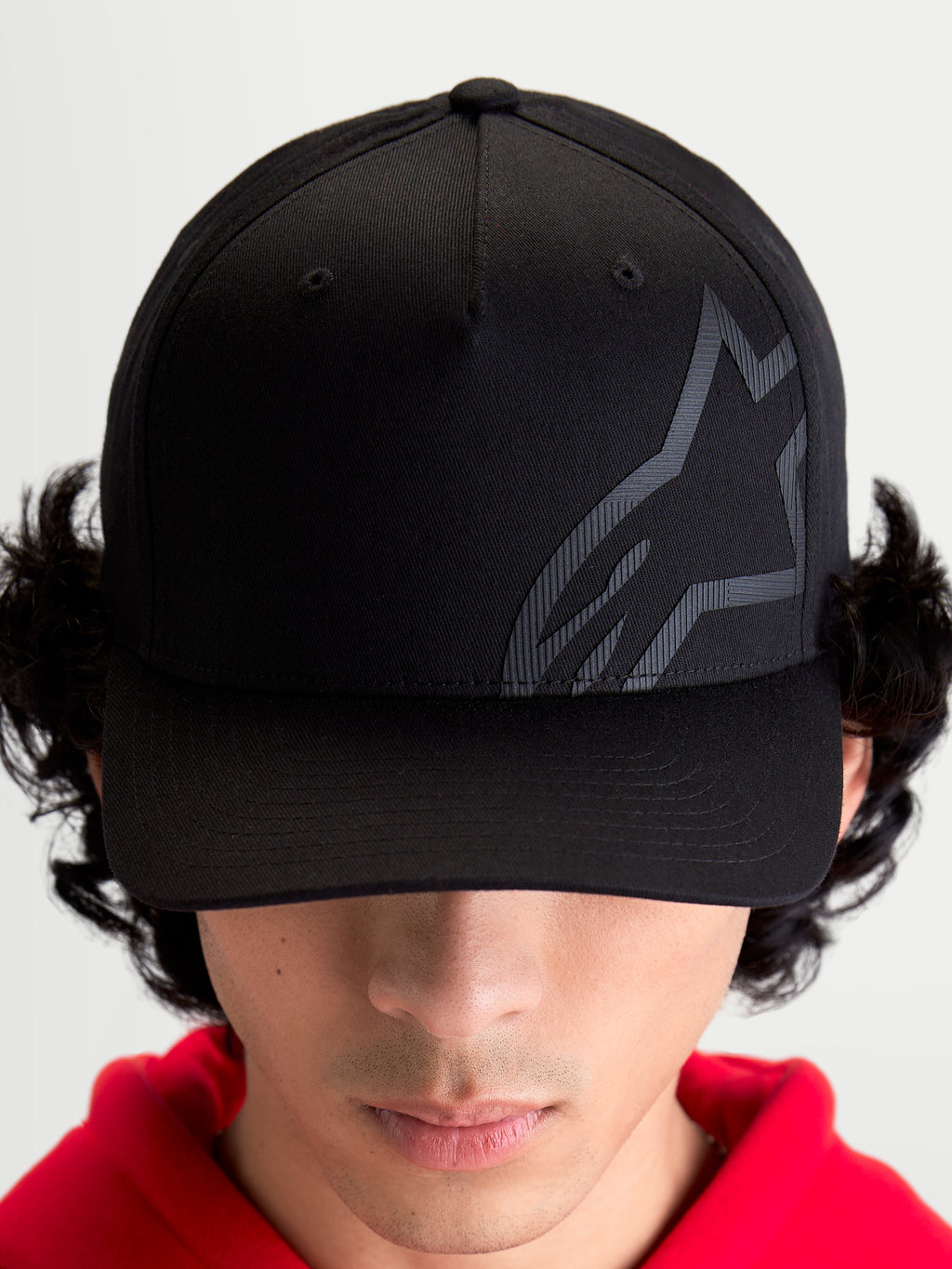 Alpinestars Cappello Maze, cappellino sportswear ispirato al motorsport, unisex, nero, in tessuto twill con corona strutturata e visiera curva, logo Astars Corp Shift testurizzato e tonale, vista frontale su modello.