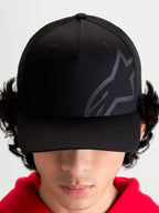 Alpinestars Cappello Maze, cappellino sportswear ispirato al motorsport, unisex, nero, in tessuto twill con corona strutturata e visiera curva, logo Astars Corp Shift testurizzato e tonale, vista frontale su modello.