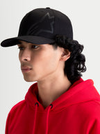 Alpinestars Cappello Maze, cappello sportswear da uomo ispirato al motorsport, nero, corona strutturata, visiera curva e logo Astars Corp Shift testurizzato, vista di profilo su modello