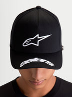 Alpinestars Cappello Arclight, cappello da baseball sportswear, nero e bianco, corona strutturata con logo Astars in puff-print testurizzato e logo curvo sulla visiera, stile motorsport casual, indossato da un modello.