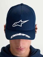 Alpinestars cappello Arclight, cappello sportswear da baseball unisex, blu navy e bianco, corona strutturata con logo Astars in rilievo e visiera curva con scritta, in twill di cotone, vista frontale indossata.