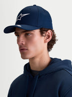Alpinestars cappello Arclight, cappello sportswear da uomo e donna, blu navy e bianco, in twill di cotone con visiera curva e corona strutturata, branding Astars a rilievo, vista laterale su modello