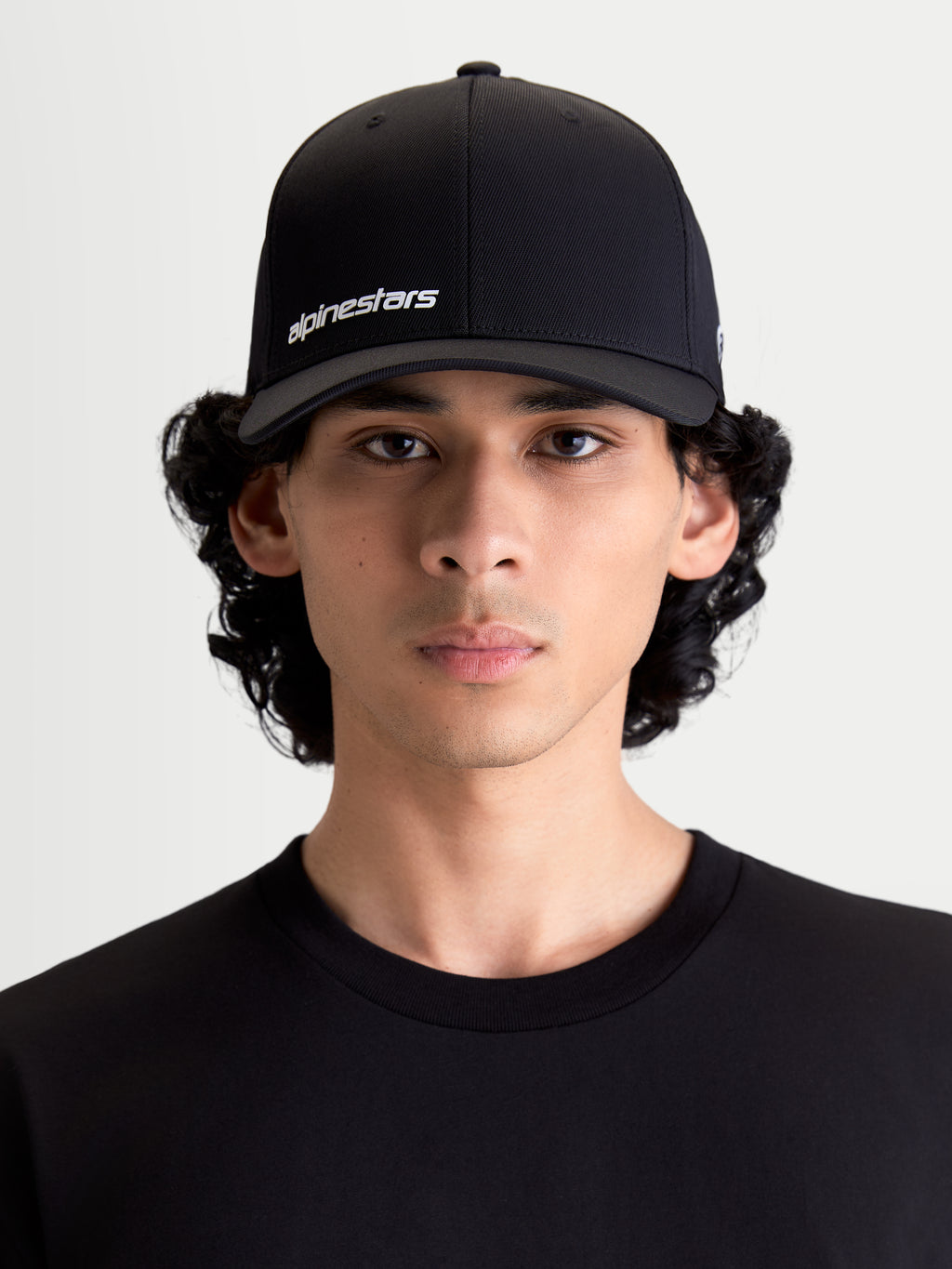 Alpinestars cappello Points, cappello da baseball sportswear unisex, nero e bianco, in tessuto leggero nylon tactel, vestibilità flex-back, vista frontale su modello