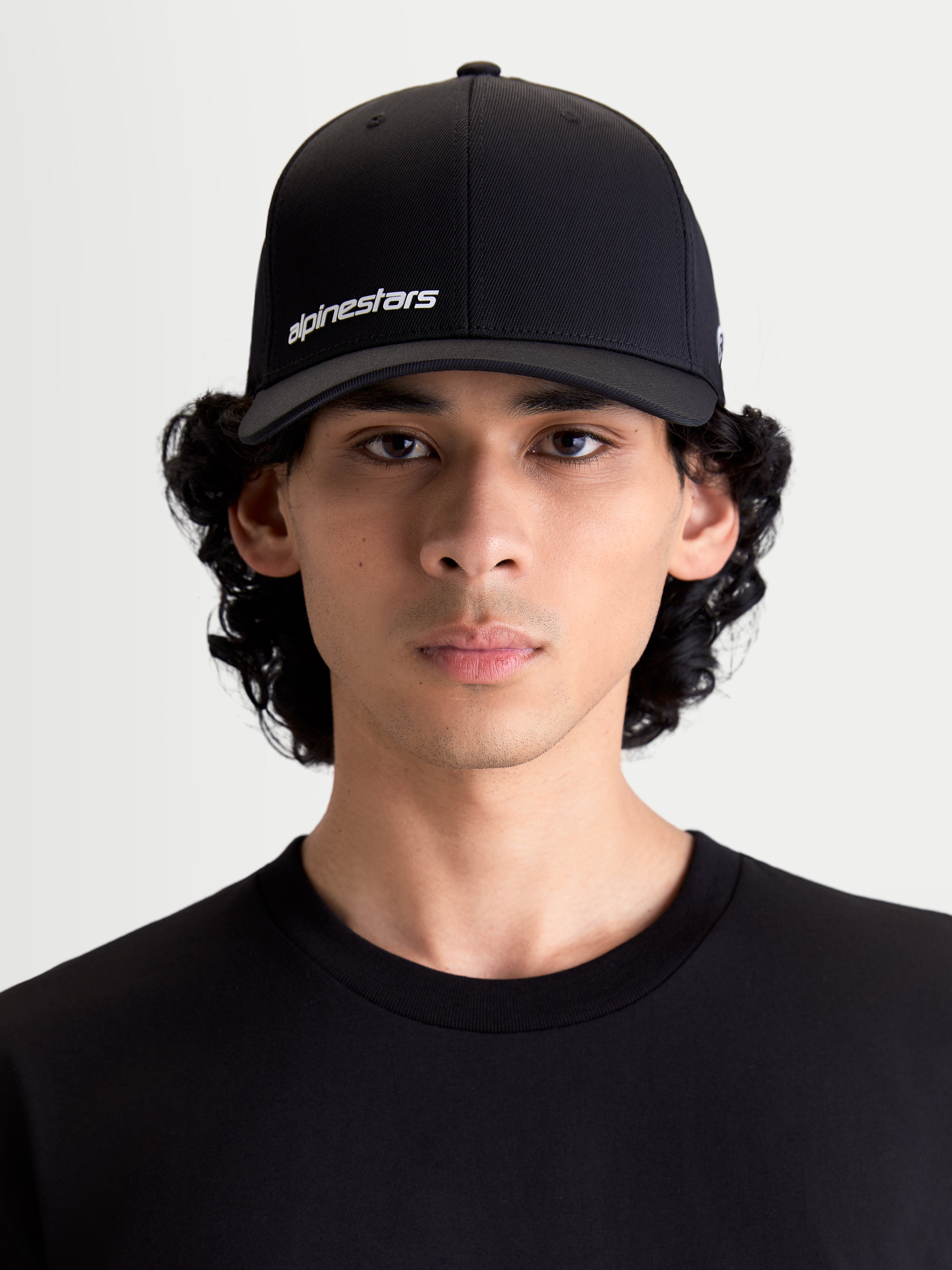 Alpinestars cappello Points, cappello da baseball sportswear unisex, nero e bianco, in tessuto leggero nylon tactel, vestibilità flex-back, vista frontale su modello