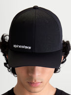Alpinestars Cappello Points, cappello sportswear nero con visiera curva indossato da un modello, logo testuale Alpinestars bianco sul davanti, realizzato in leggero nylon tactel