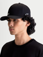 Alpinestars Cappello Points, cappello sportswear nero con loghi HD bianchi, visiera curva, in leggero nylon tactel, vestibilità flex-back, indossato da un modello con vista laterale, stile motorsport casual