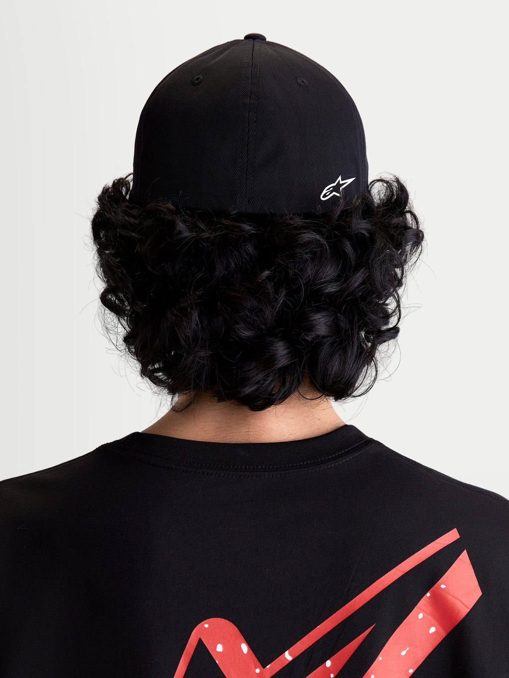 Alpinestars Cappello Points, cappello sportswear flex-back unisex, nero e bianco, in nylon tactel leggero, vista posteriore su modello con stampa del logo Astars HD bianco.