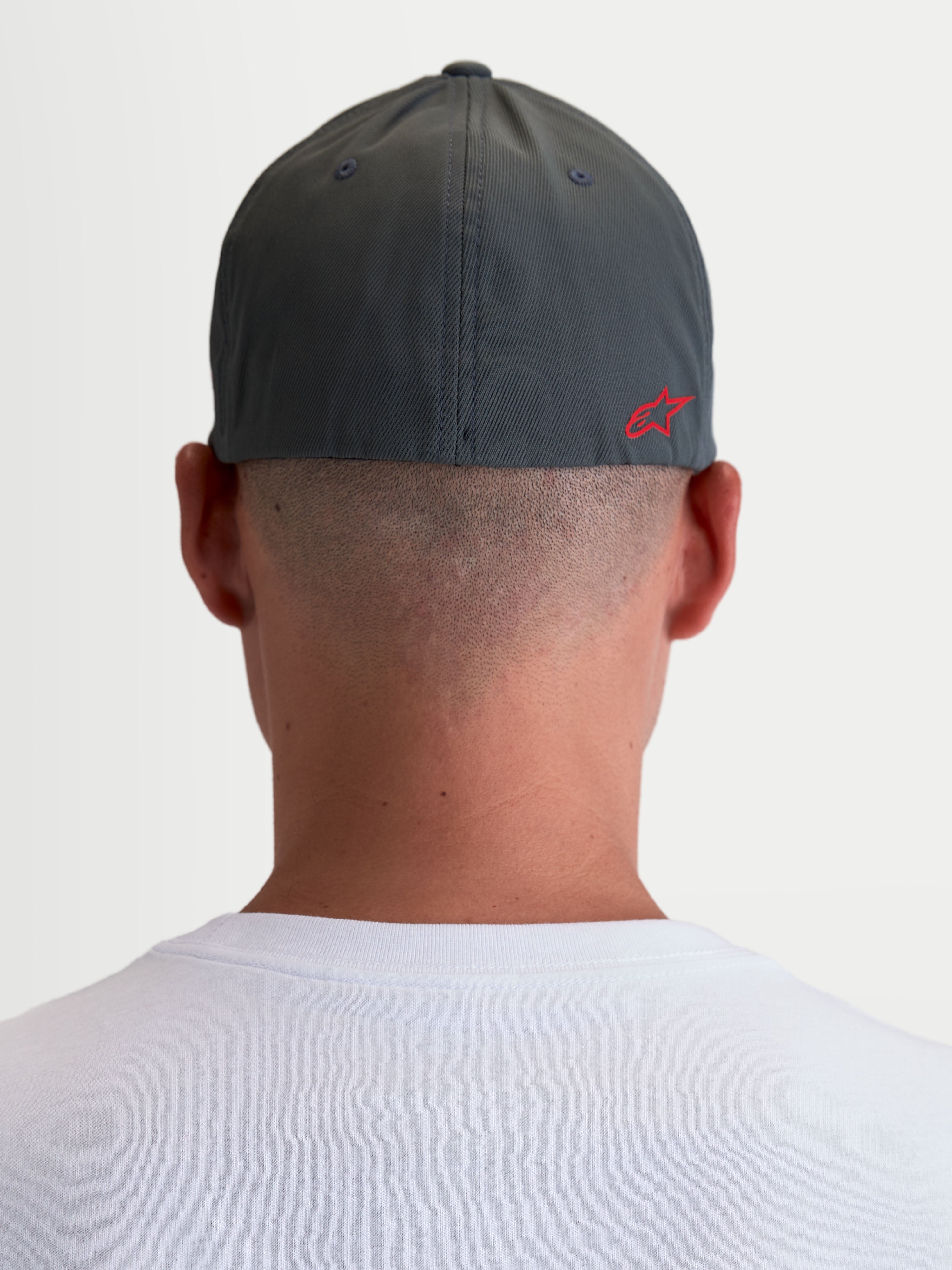 Alpinestars Cappello Points, cappello sportswear unisex, grigio scuro e rosso, vista posteriore su modello con logo Astars HD rosso, in nylon tactel leggero e vestibilità flex-back