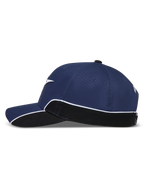 Alpinestars Cappello 500 Snapback, cappello sportswear lifestyle unisex, blu navy e nero, vista di profilo con visiera curva, corona strutturata e piping bianco a contrasto sul pannello laterale.
