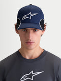 Alpinestars Cappello 500 Snapback, cappello da baseball sportswear da uomo, blu navy e nero, con visiera curva, corona strutturata, logo Astars ricamato in 3D e piping bianco a contrasto, vista frontale su modello.