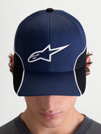 Alpinestars Cappello 500 Snapback, cappello sportswear ispirato al motorsport, unisex, blu navy e nero, con visiera curva e logo Astars bianco ricamato in 3D, piping a contrasto e dettagli cut-and-sew, vista frontale su modello