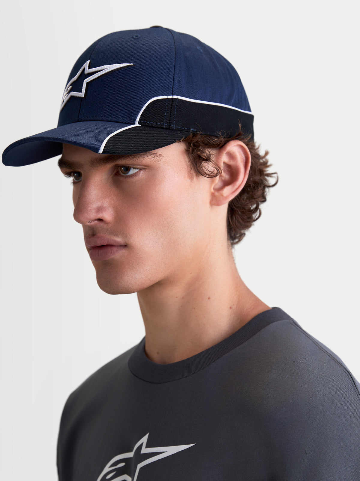Alpinestars Cappello 500 Snapback, cappello sportswear stile baseball, unisex, blu e nero, in cotone twill resistente, visiera curva e logo Astars ricamato in 3D con piping bianco a contrasto, vista laterale indossata