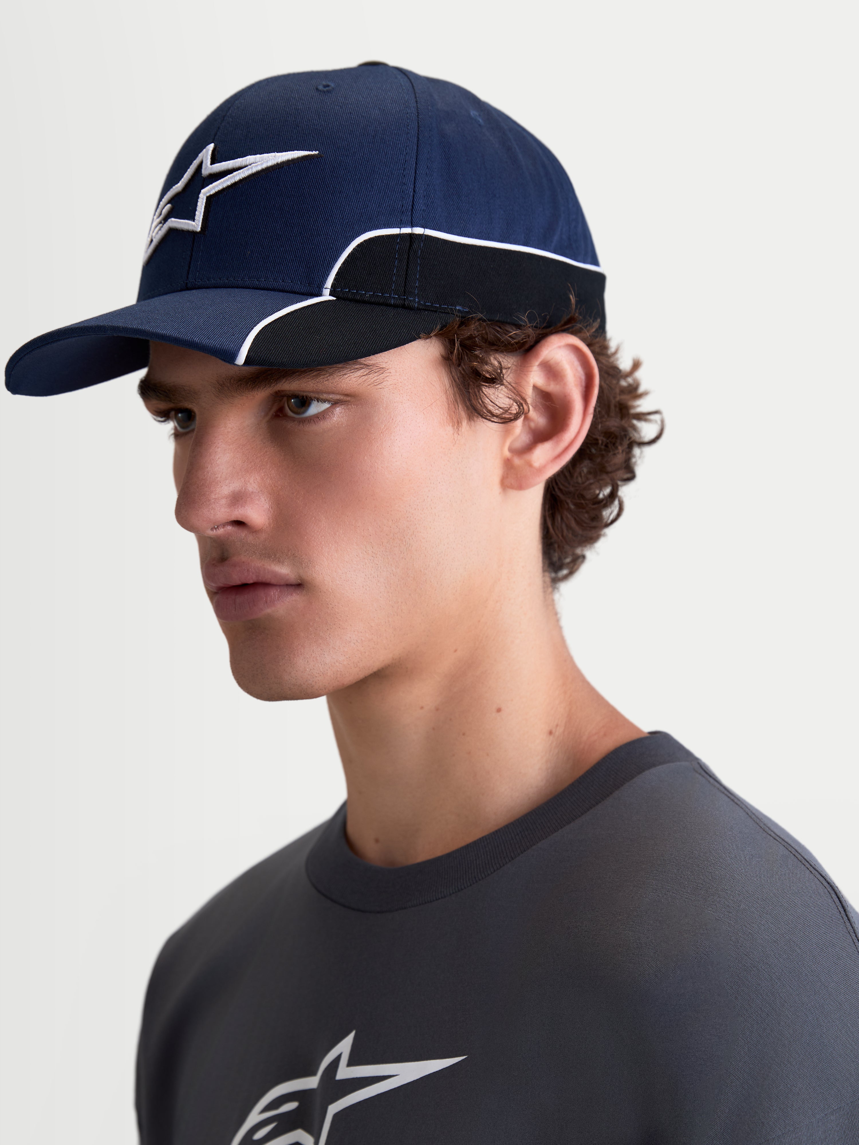Alpinestars Cappello 500 Snapback, cappello sportswear stile baseball, unisex, blu e nero, in cotone twill resistente, visiera curva e logo Astars ricamato in 3D con piping bianco a contrasto, vista laterale indossata